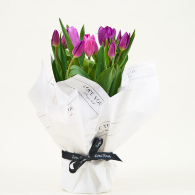 Florero con tulipanes lilas